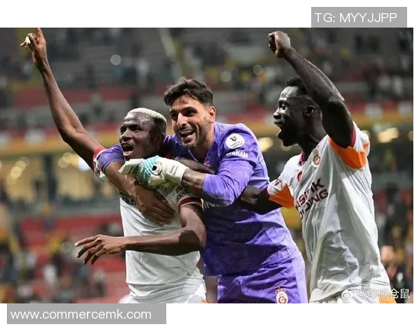 奥斯梅恩精彩头球助力那不勒斯战胜加拉塔萨雷晋级欧战淘汰赛