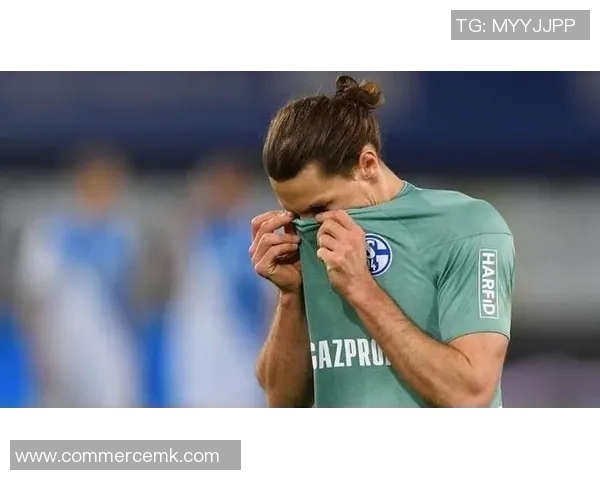 沙尔克04惨败,降级压力不断增加 沙尔克04惨败,降级压力不断增加